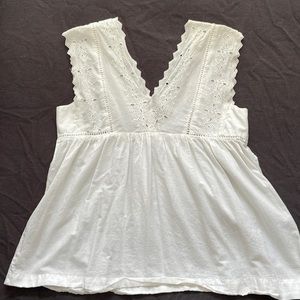 White eye lit Gap top 🤍